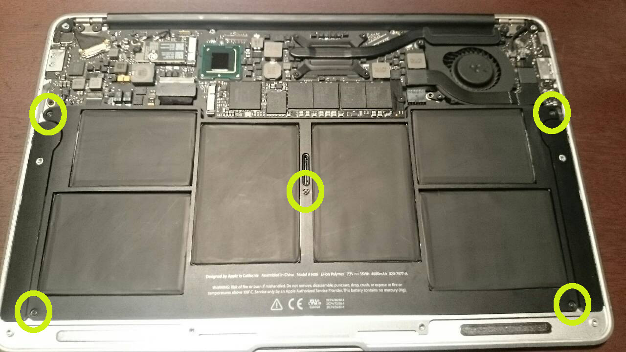 MacBook Airのバッテリーのビスを外す5箇所