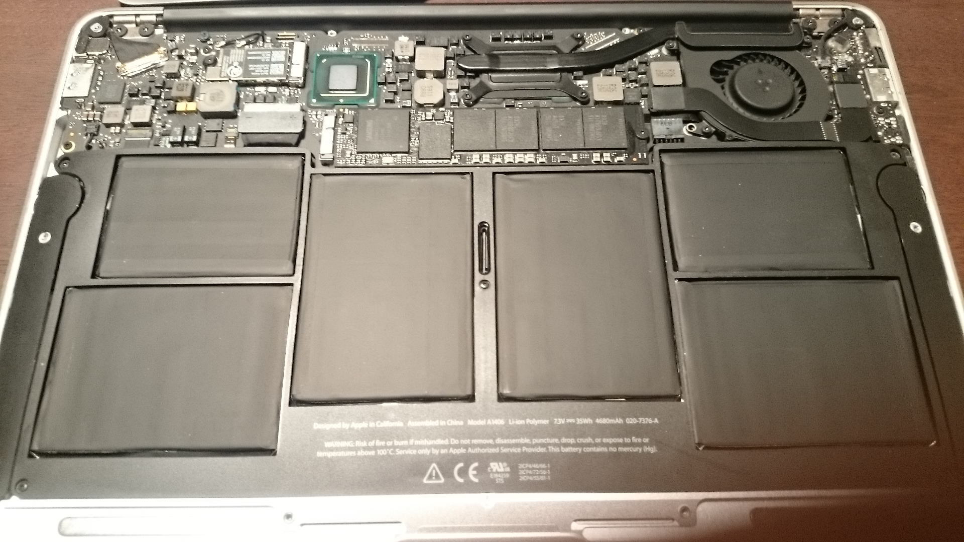 MacBook Airの中の埃を綺麗に取り除いたところ